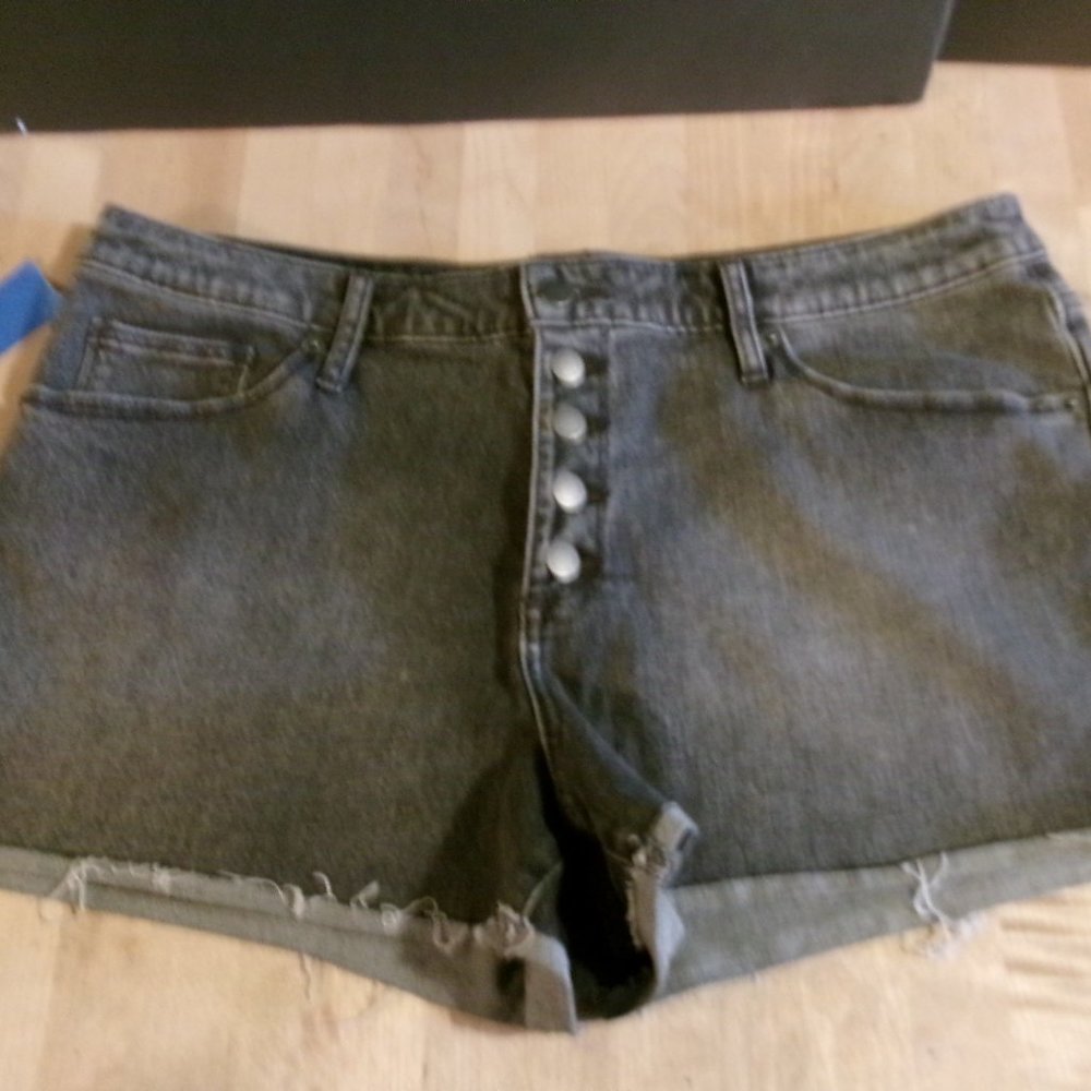 Universal Thread button fly faded black jean shorts Size 14/32R